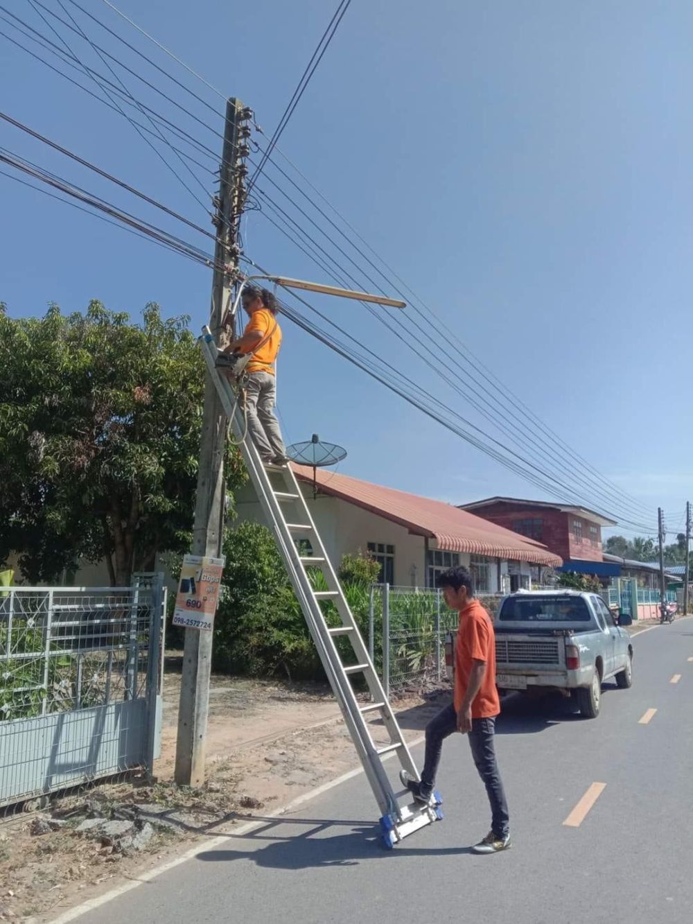 งานไฟฟ้า กองช่าง ซ่อมไฟฟ้าส่องสว่างภายใน 2 หมู่บ้าน ม.5 บ้านบะด่าน และ ม.17 บ้านอุดมทรัพย์พัฒนา