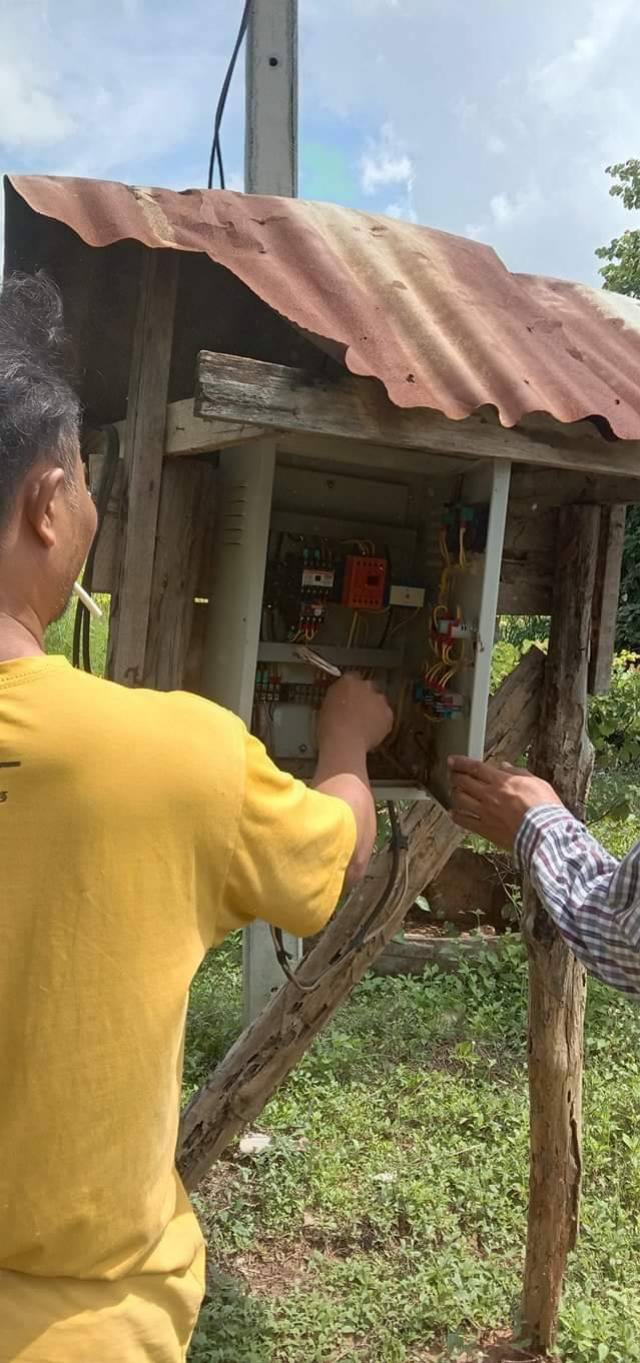 งานประปา กองช่าง ตรวจเช็คแผงวงจรควบคุมการจ่ายไฟพลังงานแสงอาทิตย์ของประปาหมู่ที่ 15 บ้านโนนสง่า