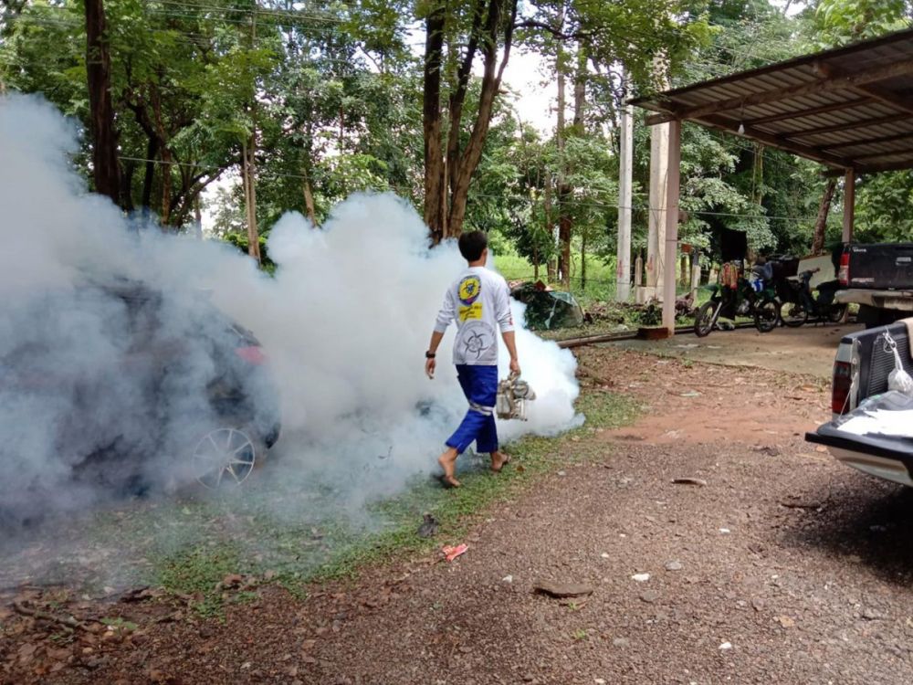 เจ้าหน้าที่กองสาธารณสุขและสิ่งแวดล้อม ฉีดพ่นควันกำจัดยุง ณ หน่วยป้องกันและพัฒนาป่าไม้วังน้ำเขียว