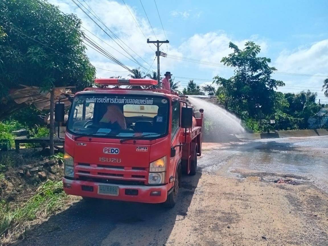 งานป้องกันและบรรเทาสาธารณภัย นำรถบรรทุกน้ำฉีดพ่นน้ำล้างดินโคลนบนพื้นผิวถนนจากน้ำป่าไหลหลาก
