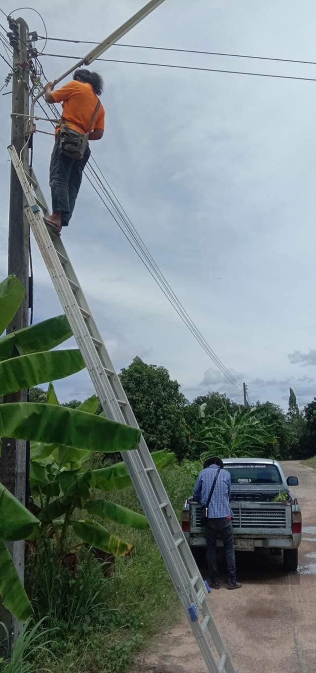 งานไฟฟ้า กองช่าง ซ่อมไฟฟ้าส่องสว่าง บ้านวังน้ำเขียว ม.9 และบ้านโนนสง่า ม.13