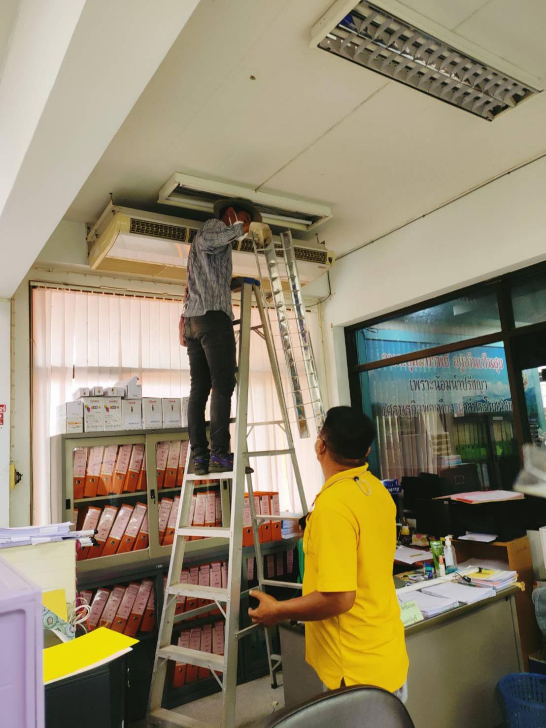 งานไฟฟ้า กองช่าง ซ่อมไฟฟ้าส่องสว่างภายในสำนักงาน อบต.อุดมทรัพย์