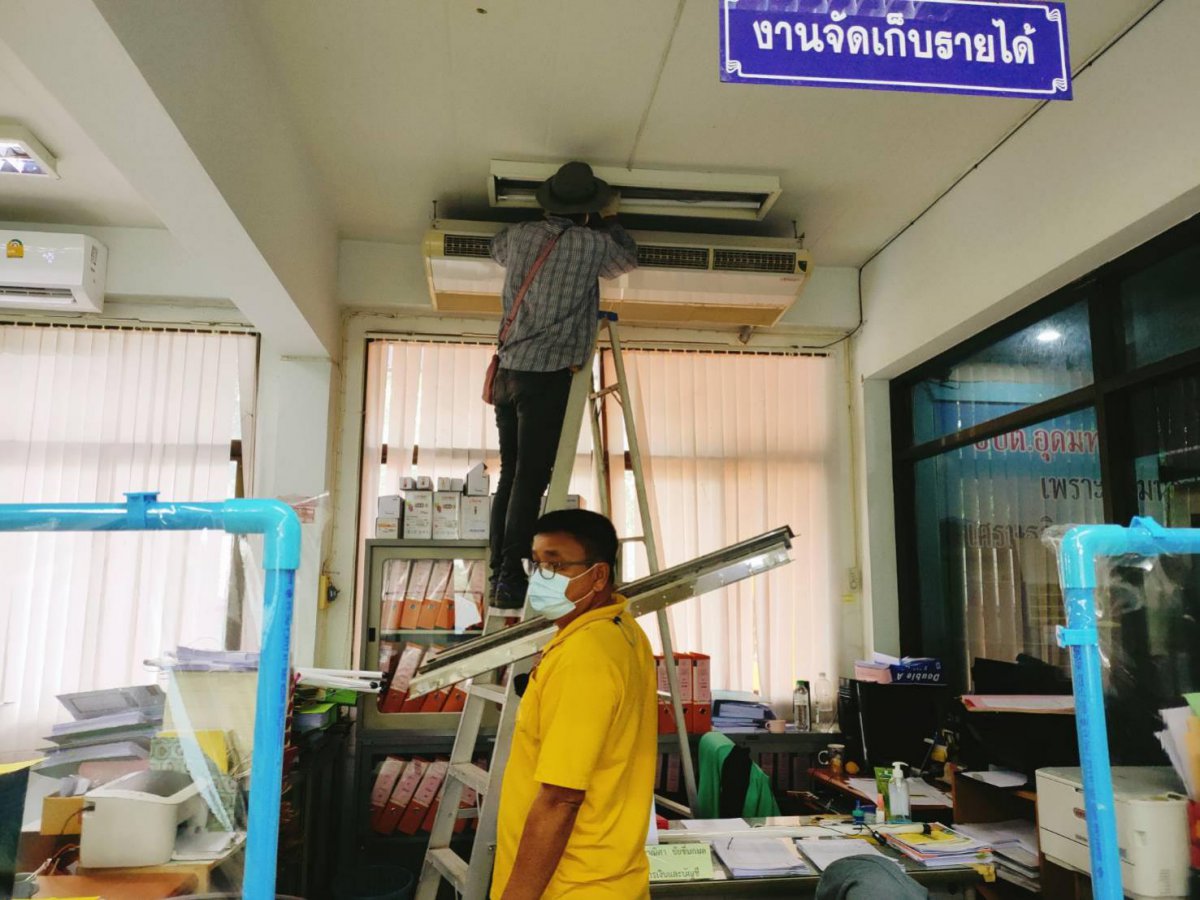 งานไฟฟ้า กองช่าง ซ่อมไฟฟ้าส่องสว่างภายในสำนักงาน อบต.อุดมทรัพย์