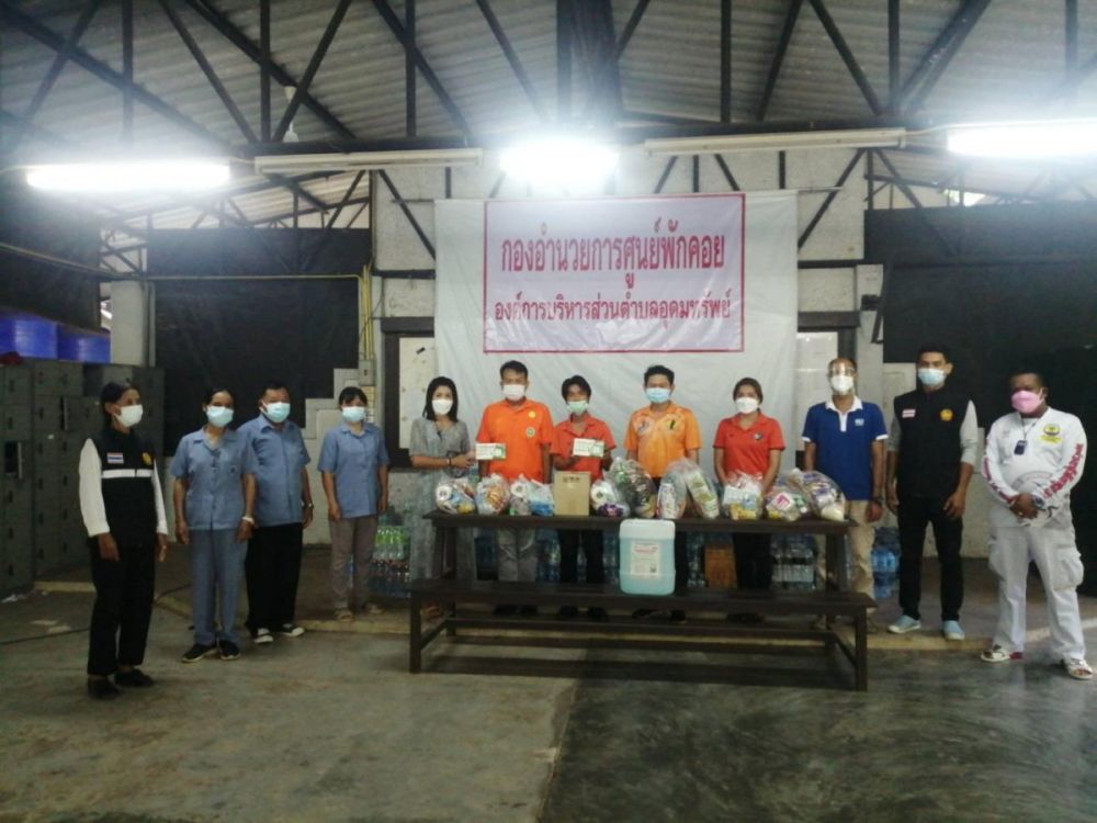 สาธารณสุขอำเภอวังน้ำเขียวตรวจเยี่ยมให้กำลังและมอบสิ่งของให้กองอำนวนการศูนย์พักคอยตำบลอุดมทรัพย์