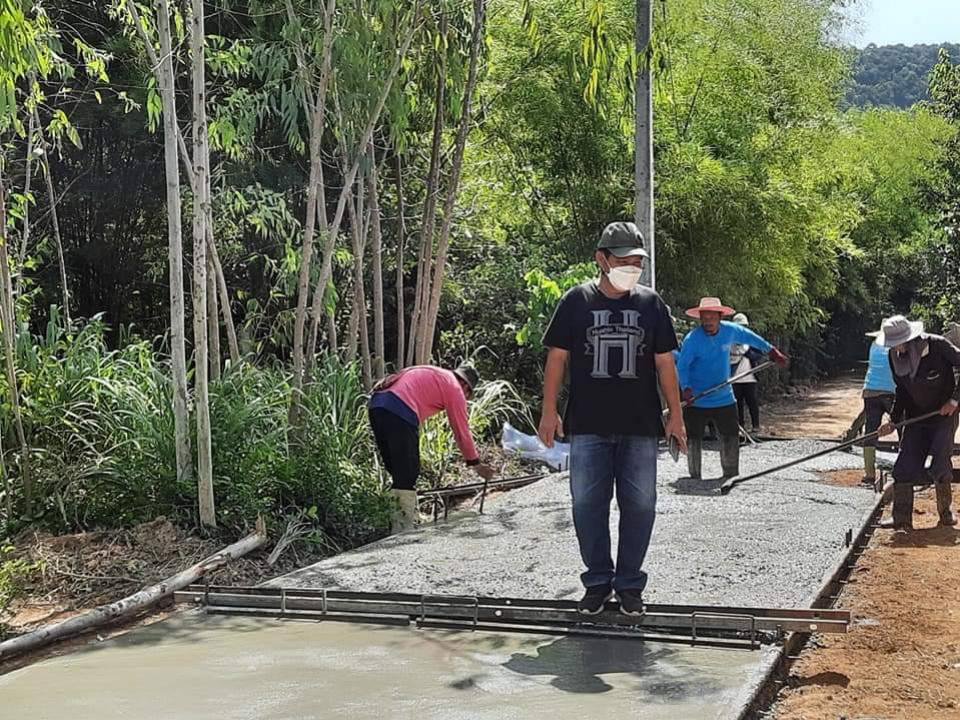 ตรวจติดตามโครงการก่อสร้างถนนคอนกรีต ภายในหมู่บ้านตะกุดรัง หมู่ที่ 4