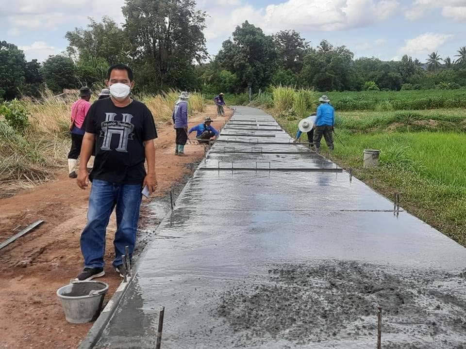 ตรวจติดตามโครงการก่อสร้างถนนคอนกรีต ภายในหมู่บ้านโนนเหลื่อม