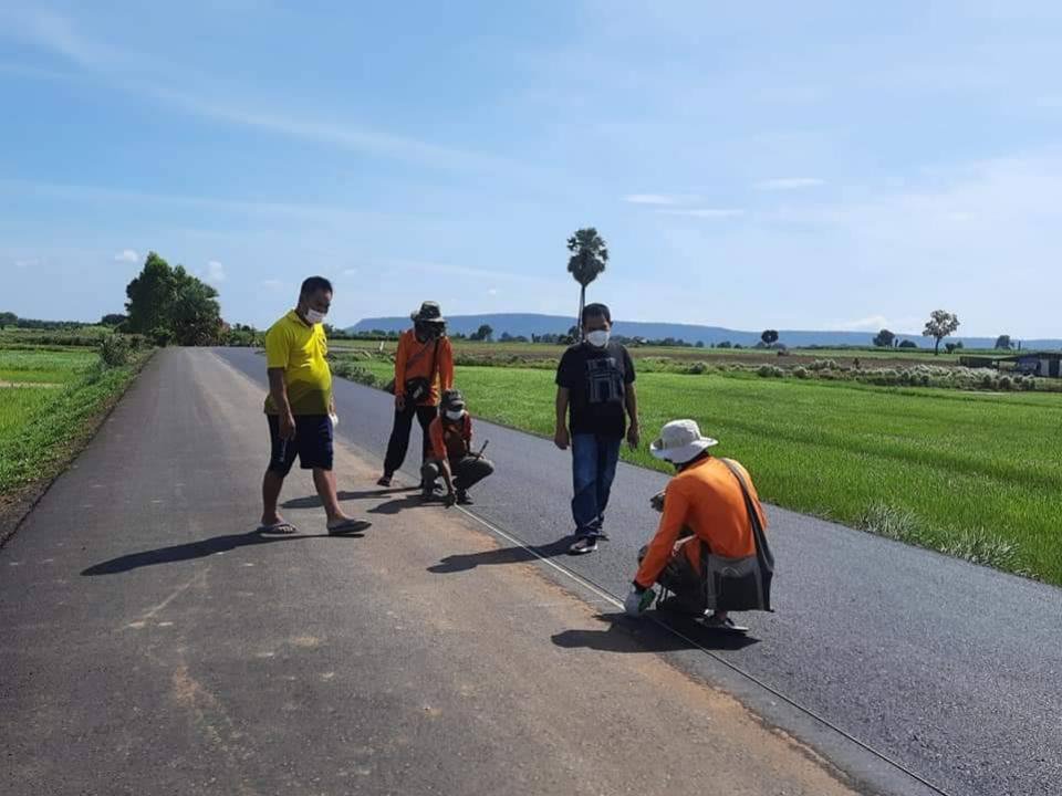 ตรวจติดตามโครงการก่อสร้างถนนลาดยางสายบ้านโนนเหลื่อม-บ้านหนองโสมง