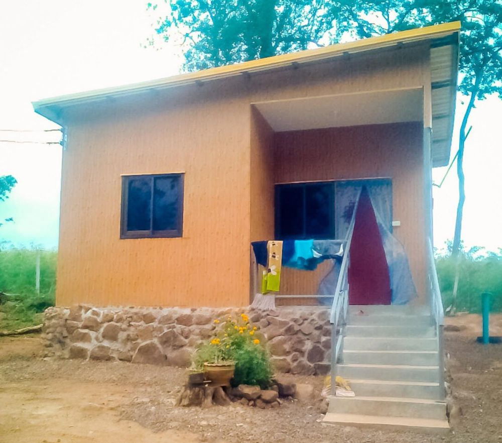 พิธีมอบบ้านและสิ่งของเครื่องใช้แก่ผู้ยากไร้ ตามที่เป็นผู้ขอพระราชทานความช่วยเหลือ ด.ช.ชลการต์ ศรีทัย บ้านซับพลู