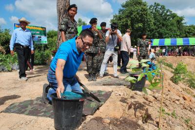 โครงการเฉลิมพระเกียรติปลูกไม้ผลยืนต้นครัวเรือนละต้น 