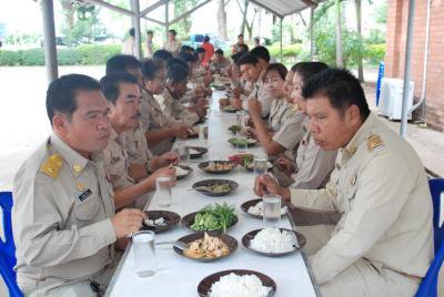 ประชุมสภาและทานข้าวร่วมกัน