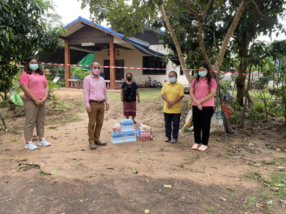 ตรวจเยี่ยมดูแลและมอบถุงยังชีพเครื่องอุปโภค-บริโภคให้กับประชาชนที่กักตัว จากสถานการณ์โควิด-19 จำนวน 11 ครัวเรือน 4 หมู่บ้าน