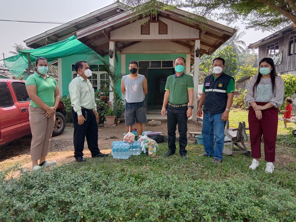 ลงพื้นที่ตรวจเยี่ยมดูแลและมอบถุงยังชีพเครื่องอุปโภค-บริโภคให้กับประชาชนที่กักตัวจากสถานการณ์การแพร่ระบาดของโรคติดเชื้อไวรัสโคโรนา2019(โควิด-19) จำนวน 10 ครัวเรือน 6 หมู่บ้าน