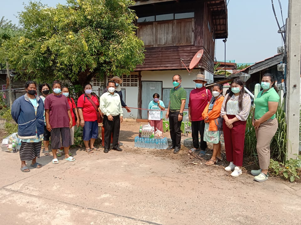 ลงพื้นที่ตรวจเยี่ยมดูแลและมอบถุงยังชีพเครื่องอุปโภค-บริโภคให้กับประชาชนที่กักตัวจากสถานการณ์การแพร่ระบาดของโรคติดเชื้อไวรัสโคโรนา2019(โควิด-19) จำนวน 10 ครัวเรือน 6 หมู่บ้าน