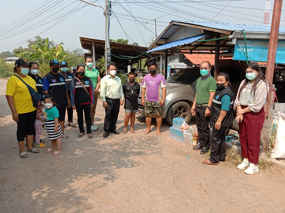 ลงพื้นที่ตรวจเยี่ยมดูแลและมอบถุงยังชีพเครื่องอุปโภค-บริโภคให้กับประชาชนที่กักตัวจากสถานการณ์การแพร่ระบาดของโรคติดเชื้อไวรัสโคโรนา2019(โควิด-19) จำนวน 10 ครัวเรือน 6 หมู่บ้าน