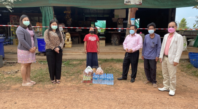 ตรวจเยี่ยมดูแลและมอบถุงยังชีพเครื่องอุปโภค-บริโภคให้กับประชาชนที่กักตัวจากสถานการณ์การแพร่ระบาดของโรคติดเชื้อไวรัสโคโรนา2019(โควิด-19) จำนวน 3 ครัวเรือน 2 หมู่บ้าน 