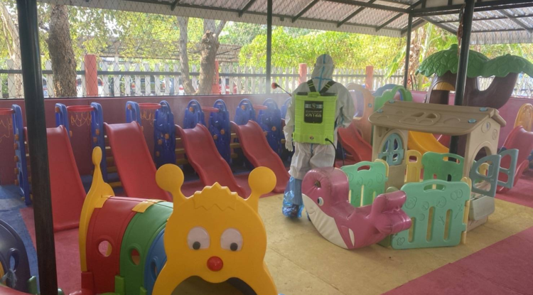 ดำเนินการฉีดพ่นน้ำยาฆ่าเชื้อโควิด-19 บริเวณศูนย์พัฒนาเด็กเล็กบ้านโนนเหลื่อมและบริเวณวัดศิริมังคลาราม(วัดบ้านโนนเหลื่อม)