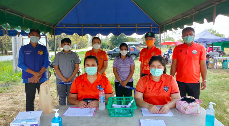 ดำเนินการตรวจ ATK พ่อค้าแม่ค้าตลาดนัดหน้าค่ายปักธงชัย บ้านโนนค่าง ม.7 