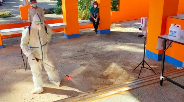 ดำเนินการฉีดพ่นน้ำยาฆ่าเชื้อโควิด-19 บริเวณภายในและภายนอกสำนักงาน อบต.อุดมทรัพย์