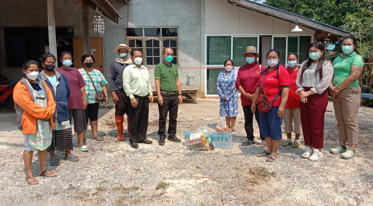 ลงพื้นที่ตรวจเยี่ยมดูแลและมอบถุงยังชีพเครื่องอุปโภค-บริโภคให้กับประชาชนที่กักตัวจากสถานการณ์การแพร่ระบาดของโรคติดเชื้อไวรัสโคโรนา2019(โควิด-19) จำนวน 10 ครัวเรือน 6 หมู่บ้าน
