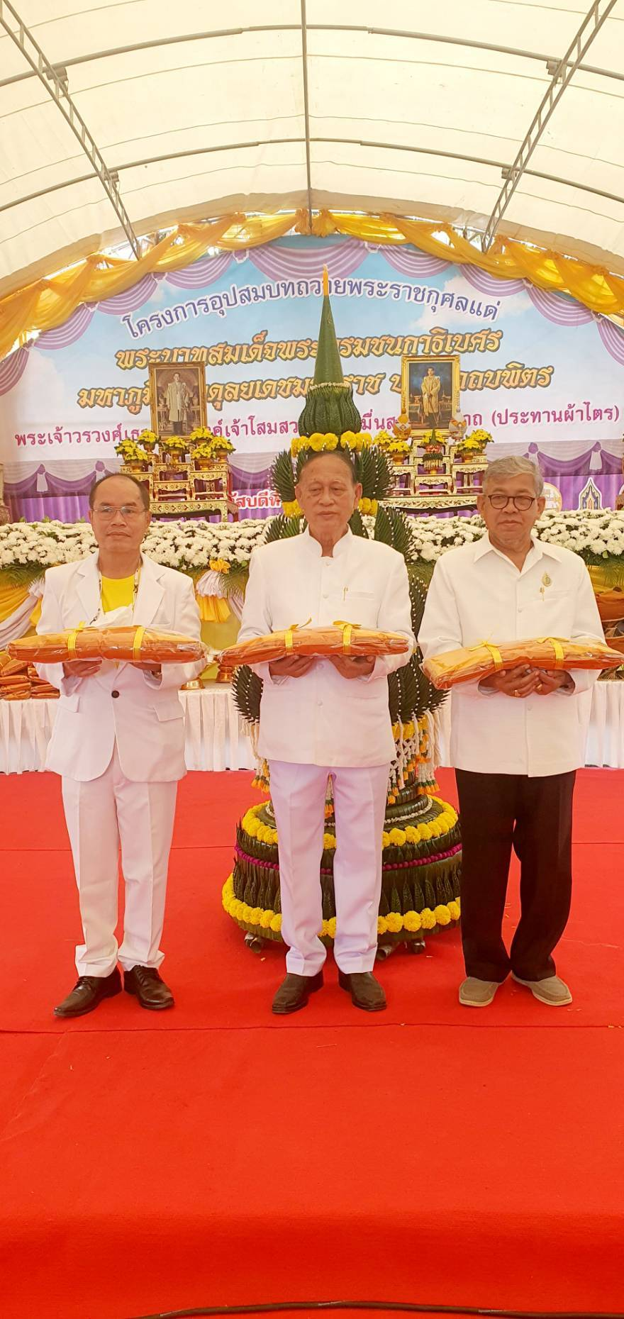 ร่วมพิธีในโครงการอุปสมบทหมู่ถวายพระราชกุศล แด่พระบาทสมเด็จพระบรมชนกาธิเบศร มหาภูมิพล ดุลยเดชมหาราช บรมนาถบพิตร โดยพระเจ้าวรวงศ์เธอ พระองค์เจ้าโสมสวลี กรมหมื่นสุทธนารีนาถ(ประธานผ้าไตร) ณ พัทธสีมาวัดบุไผ่