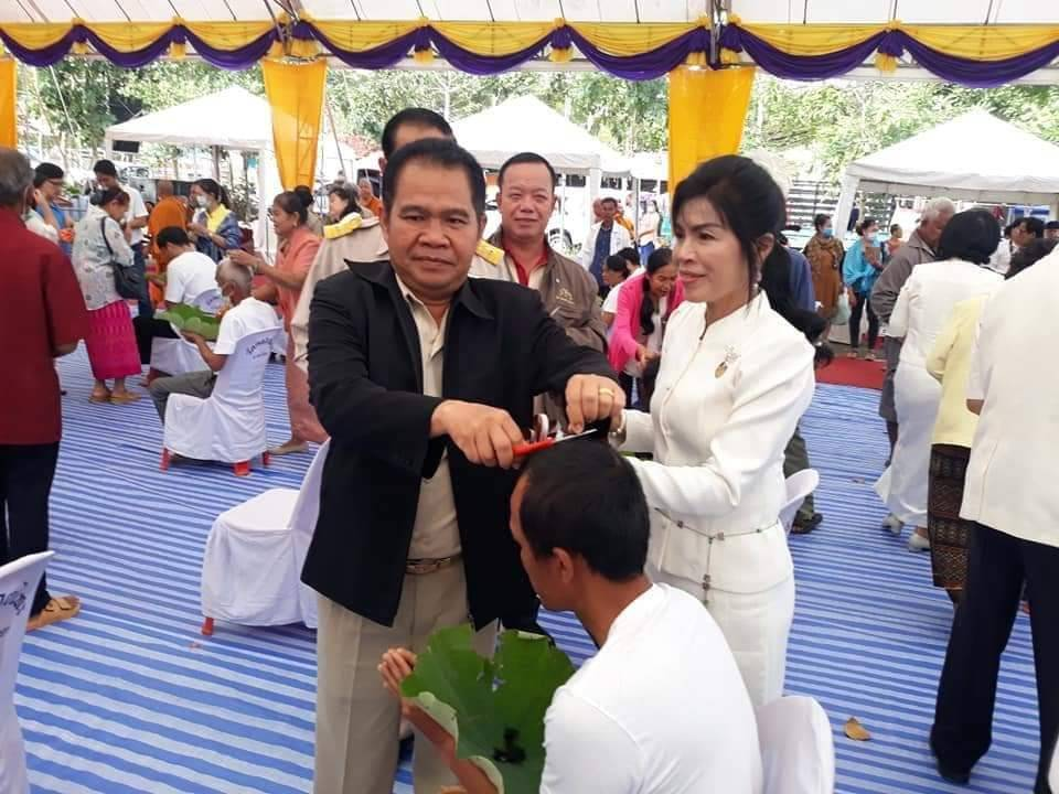 ร่วมพิธีในโครงการอุปสมบทหมู่ถวายพระราชกุศล แด่พระบาทสมเด็จพระบรมชนกาธิเบศร มหาภูมิพล ดุลยเดชมหาราช บรมนาถบพิตร โดยพระเจ้าวรวงศ์เธอ พระองค์เจ้าโสมสวลี กรมหมื่นสุทธนารีนาถ(ประธานผ้าไตร) ณ พัทธสีมาวัดบุไผ่