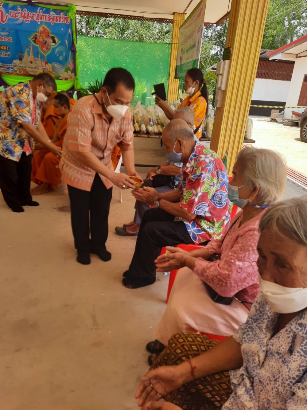 จัดงานสืบสานประเพณีวันสงกรานต์และวันผู้สูงอายุตำบลอุดมทรัพย์ ประจำปี 2565 ณ วัดศิริมังคลาราม (วัดบ้านโนนเหลื่อม)