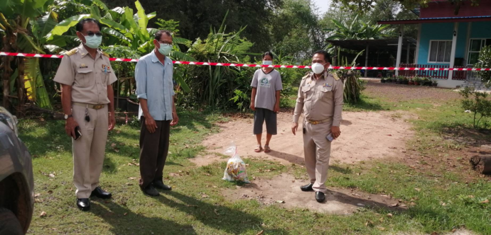 ลงพื้นที่ตรวจเยี่ยมดูแลและมอบถุงยังชีพเครื่องอุปโภค-บริโภคให้กับครัวเรือนที่กักตัว จำนวน  11 หมู่บ้าน