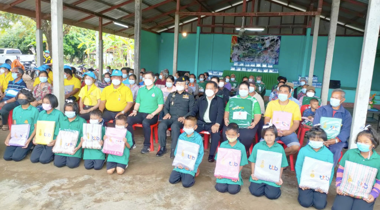  ร่วมรับมอบผ้าห่มกันหนาวและนำกล่าวต้อนรับคณะผู้บัญชาการมณฑลทหารบกที่ 21 ณ ศาลาประชาคมบ้านวังน้ำเขียว หมู่ที่ 9 และตรวจเยี่ยมอ่างเก็บน้ำลำเชียงสา