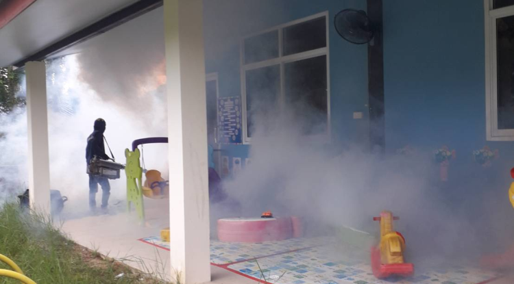 ฉีดพ่นหมอกควัน ณ ศูนย์พัฒนาเด็กเล็กบ้านบะใหญ่