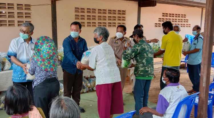 มอบถุงยังชีพ จำนวน 70 ครัวเรือนพร้อมกับเครื่องอุปโภคบริโภคให้แก่ประชาชนและผู้สูงอายุภายใน ต.อุดมทรัพย์ องค์การบริหารส่วนตำบลอุดมทรัพย์ ร่วมกับ ชมรมผู้สูงอายุและสภาวัฒนธรรมตำบลอุดมทรัพย์
