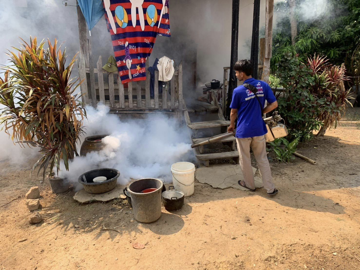 ฉีดพ่นหมอกควันกำจัดลูกน้ำยุงลาย บ้านบะด่าน หมู่ที่ 5