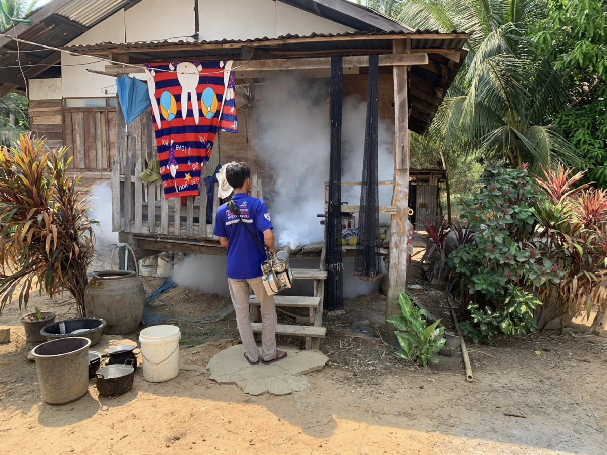 ฉีดพ่นหมอกควันกำจัดลูกน้ำยุงลาย บ้านบะด่าน หมู่ที่ 5