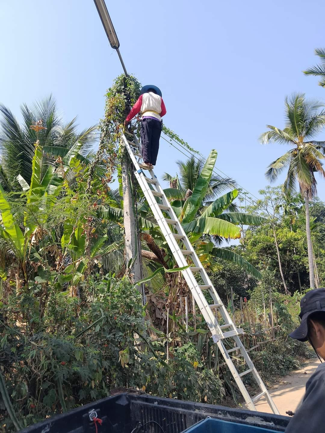 ตรวจสอบ/แก้ไขปรับปรุงและซ่อมแซมไฟฟ้าส่องสว่างภายในหมู่บ้านห้วยพรหม หมู่ที่ 8 