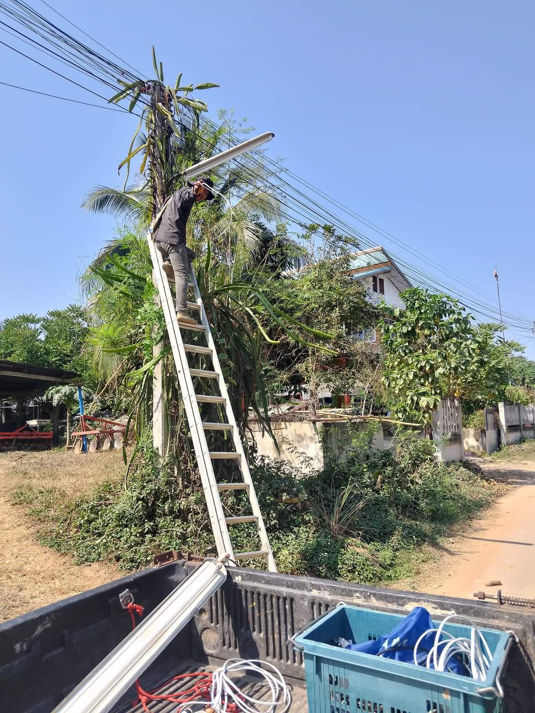 ตรวจสอบ/แก้ไขปรับปรุงและซ่อมแซมไฟฟ้าส่องสว่างภายในหมู่บ้านห้วยพรหม หมู่ที่ 8 