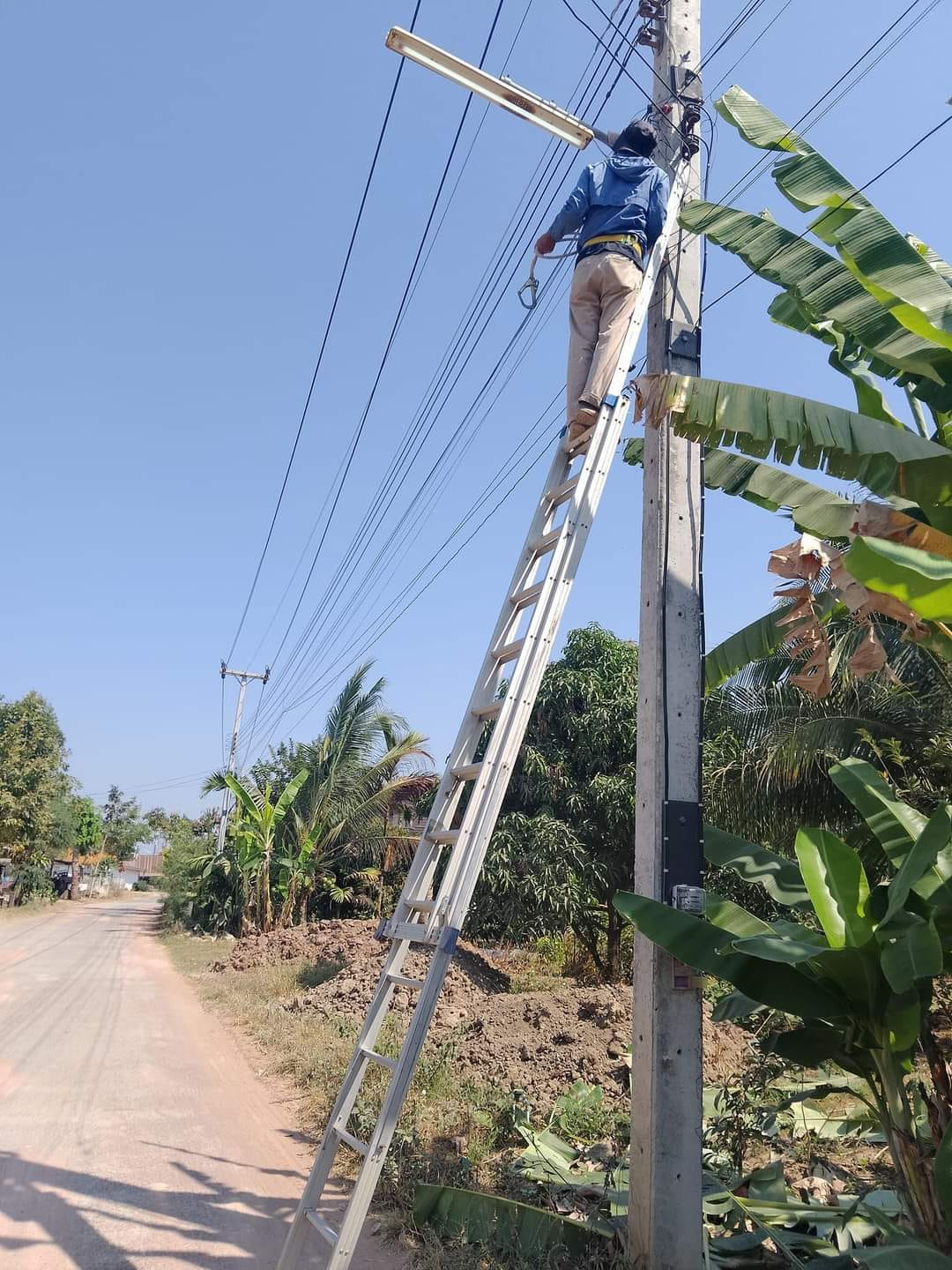 ตรวจสอบ/แก้ไขปรับปรุงและซ่อมแซมไฟฟ้าส่องสว่างภายในหมู่บ้านโนนเหลื่อม หมู่ที่ 2 