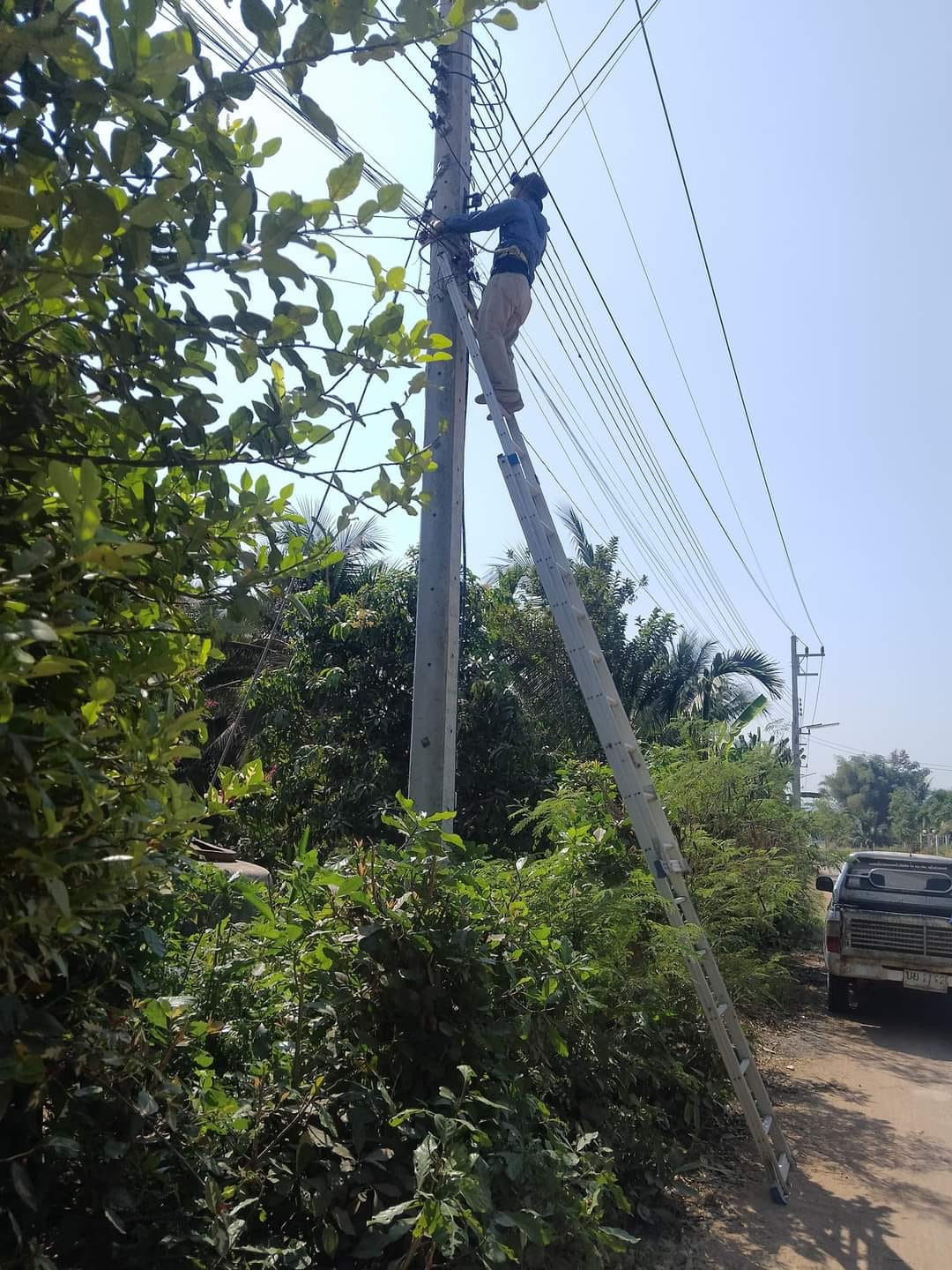 ตรวจสอบ/แก้ไขปรับปรุงและซ่อมแซมไฟฟ้าส่องสว่างภายในหมู่บ้านโนนเหลื่อม หมู่ที่ 2 