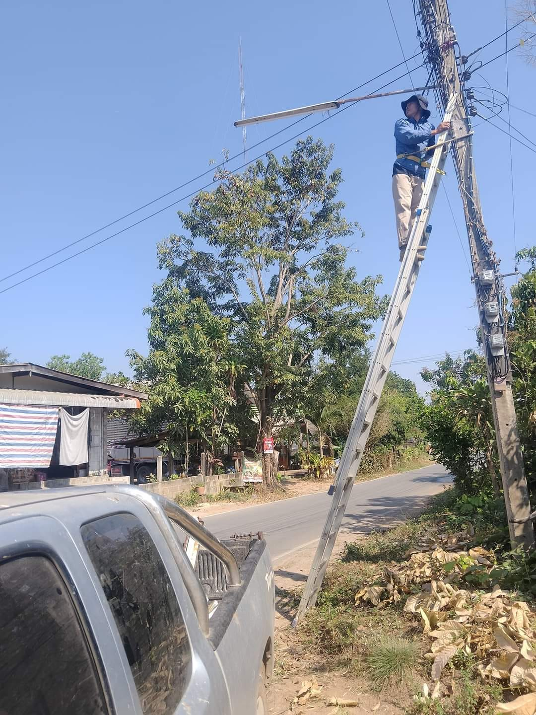 ตรวจสอบ/แก้ไขปรับปรุงและซ่อมแซมไฟฟ้าส่องสว่างภายในหมู่บ้านโนนเหลื่อม หมู่ที่ 2 