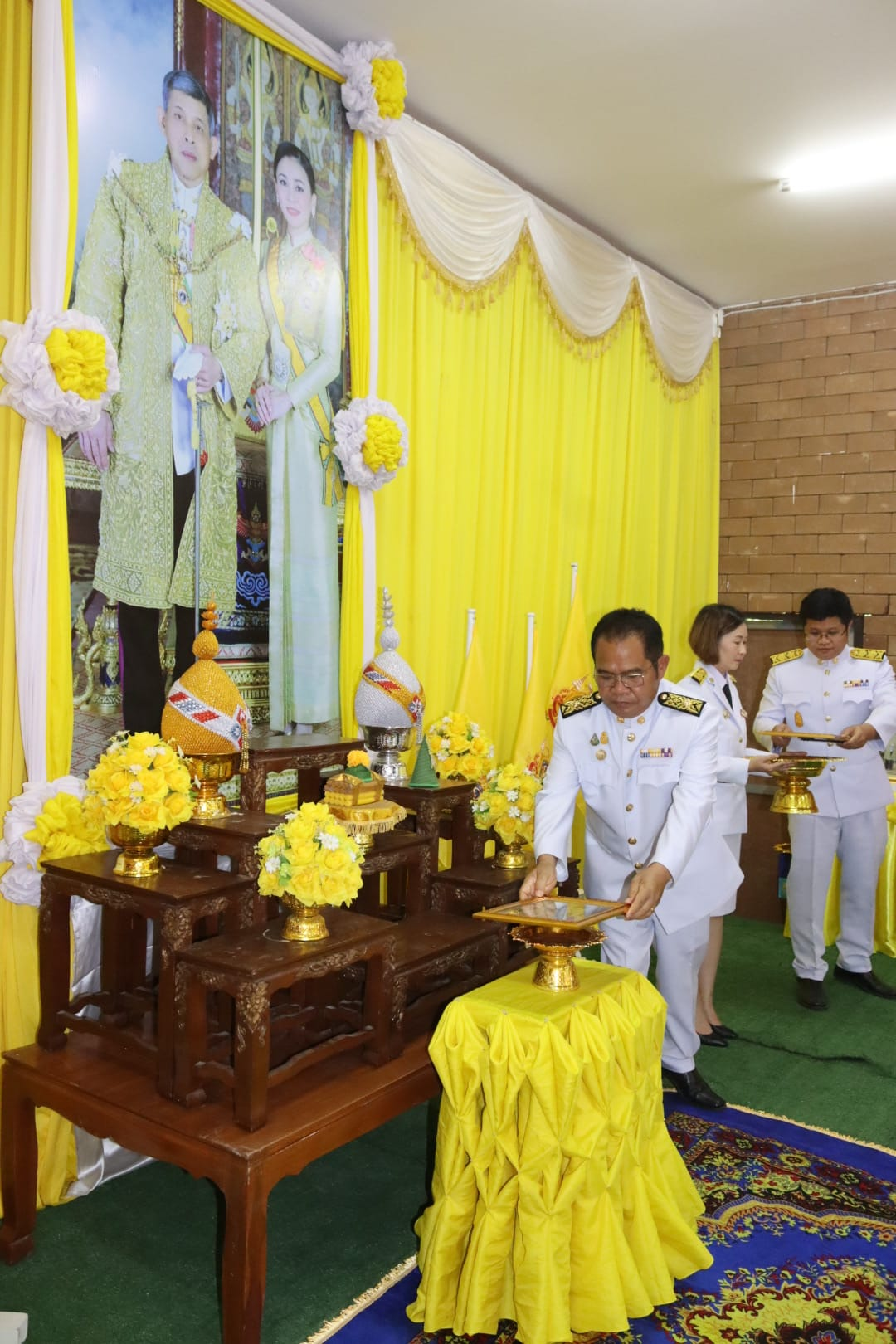 พิธีมอบพระบรมฉายาลักษณ์ พระบาทสมเด็จพระเจ้าอยู่หัว ที่ฉายกับสมเด็จพระนางเจ้าฯ พระบรมราชินี รัชกาลที่ 10