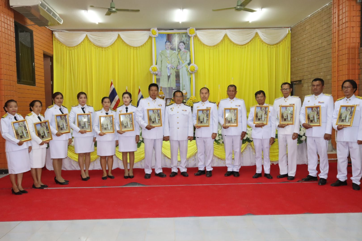 พิธีมอบพระบรมฉายาลักษณ์ พระบาทสมเด็จพระเจ้าอยู่หัว ที่ฉายกับสมเด็จพระนางเจ้าฯ พระบรมราชินี รัชกาลที่ 10