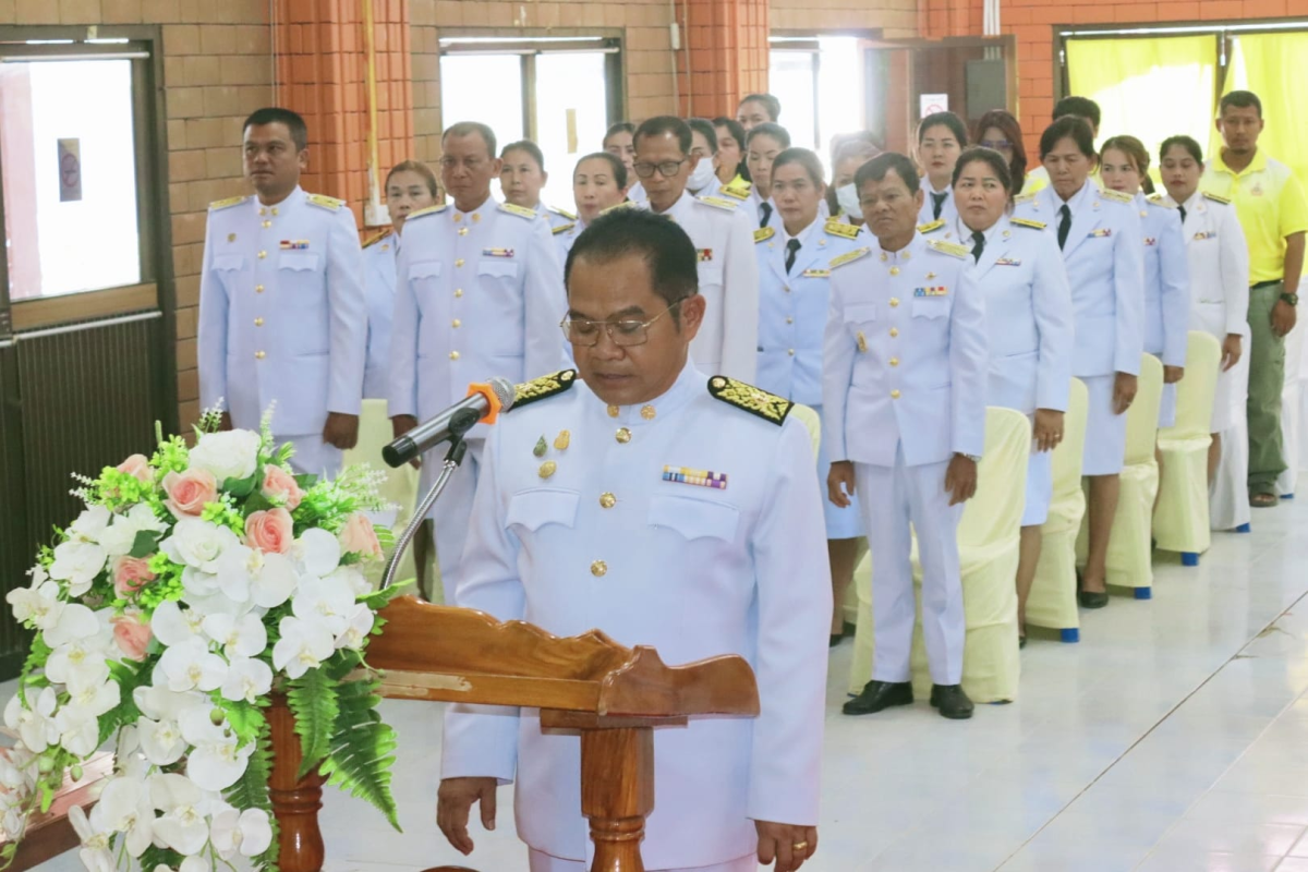 พิธีมอบพระบรมฉายาลักษณ์ พระบาทสมเด็จพระเจ้าอยู่หัว ที่ฉายกับสมเด็จพระนางเจ้าฯ พระบรมราชินี รัชกาลที่ 10