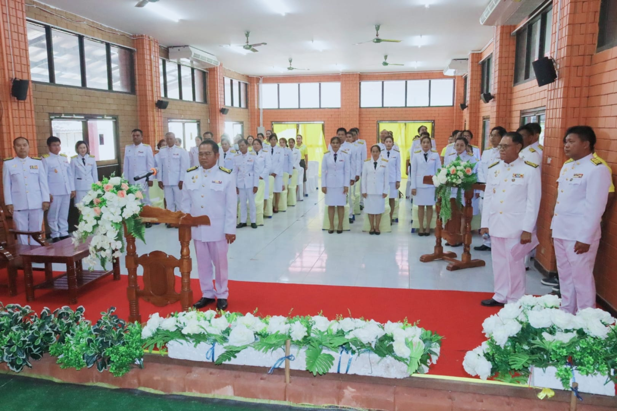 พิธีมอบพระบรมฉายาลักษณ์ พระบาทสมเด็จพระเจ้าอยู่หัว ที่ฉายกับสมเด็จพระนางเจ้าฯ พระบรมราชินี รัชกาลที่ 10