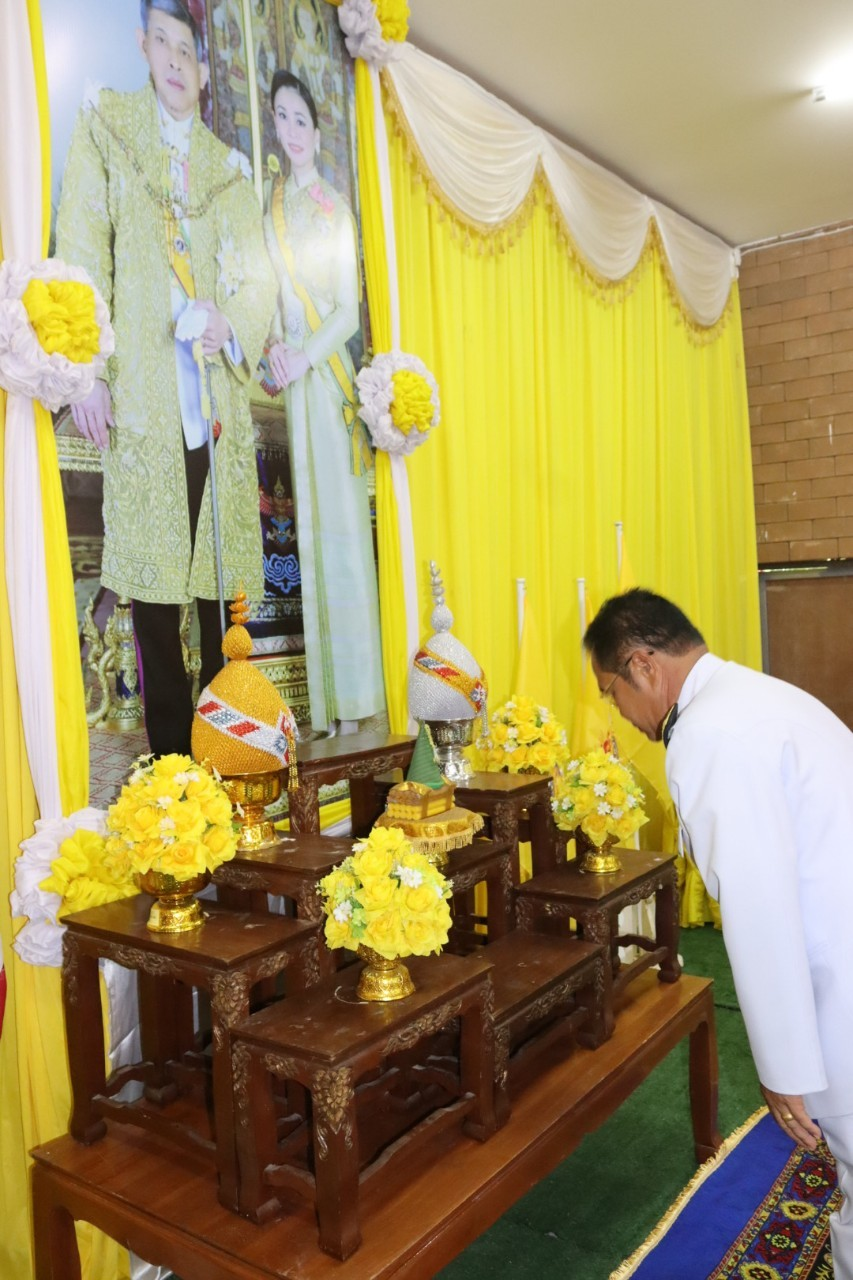 พิธีมอบพระบรมฉายาลักษณ์ พระบาทสมเด็จพระเจ้าอยู่หัว ที่ฉายกับสมเด็จพระนางเจ้าฯ พระบรมราชินี รัชกาลที่ 10