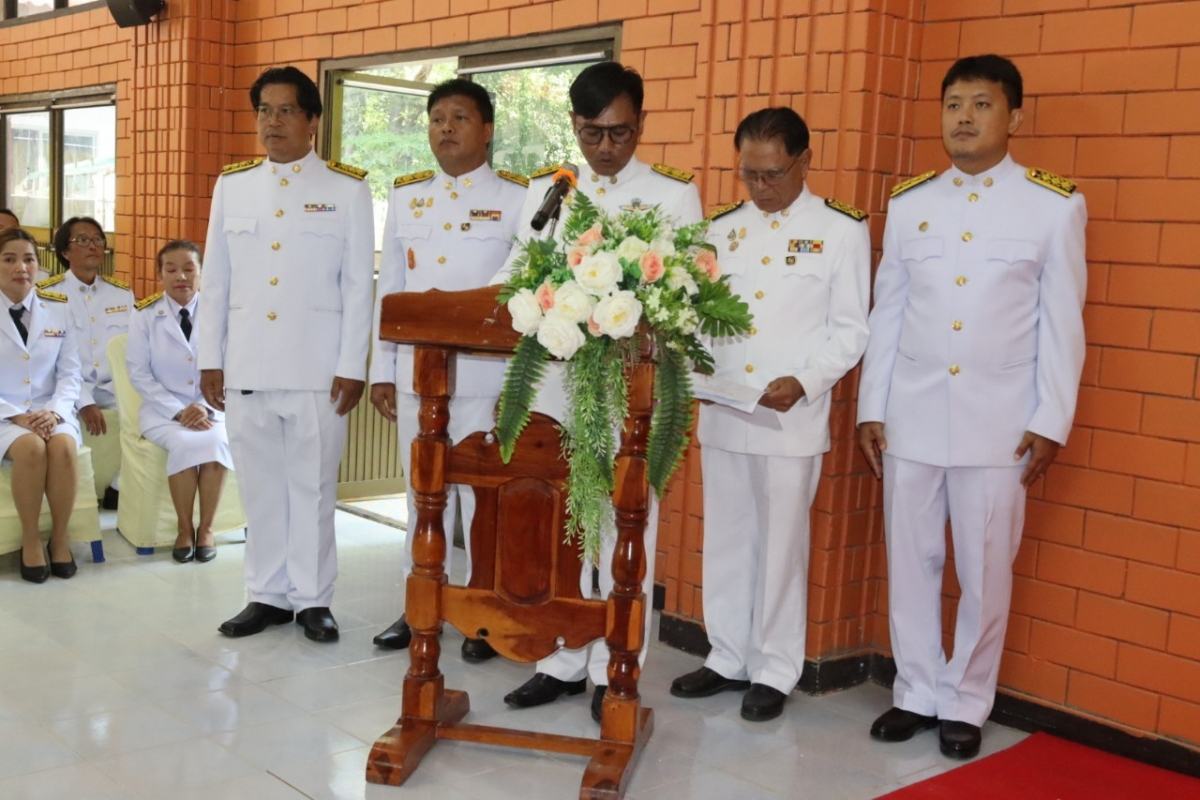 พิธีมอบพระบรมฉายาลักษณ์ พระบาทสมเด็จพระเจ้าอยู่หัว ที่ฉายกับสมเด็จพระนางเจ้าฯ พระบรมราชินี รัชกาลที่ 10