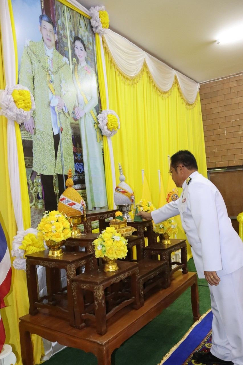 พิธีมอบพระบรมฉายาลักษณ์ พระบาทสมเด็จพระเจ้าอยู่หัว ที่ฉายกับสมเด็จพระนางเจ้าฯ พระบรมราชินี รัชกาลที่ 10