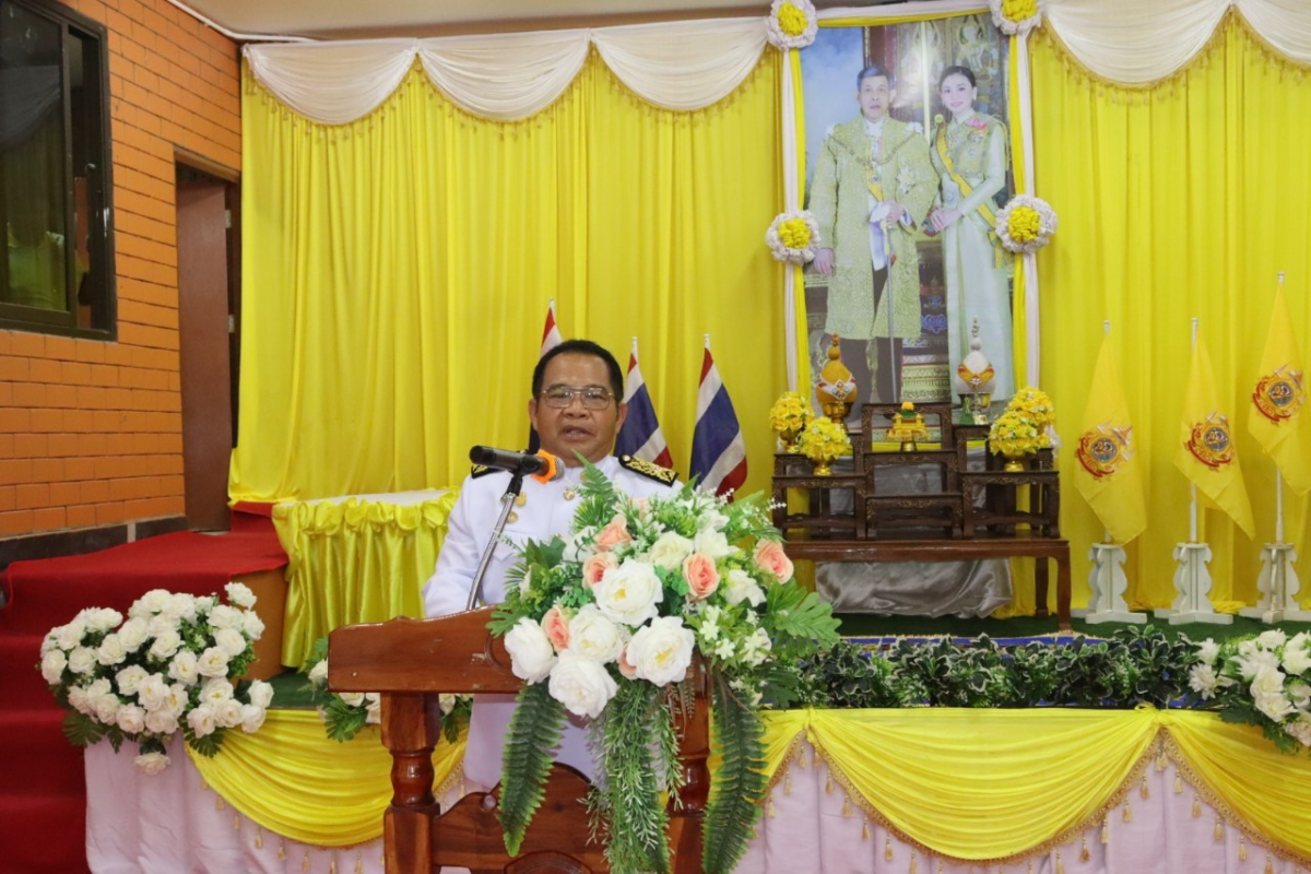 พิธีมอบพระบรมฉายาลักษณ์ พระบาทสมเด็จพระเจ้าอยู่หัว ที่ฉายกับสมเด็จพระนางเจ้าฯ พระบรมราชินี รัชกาลที่ 10