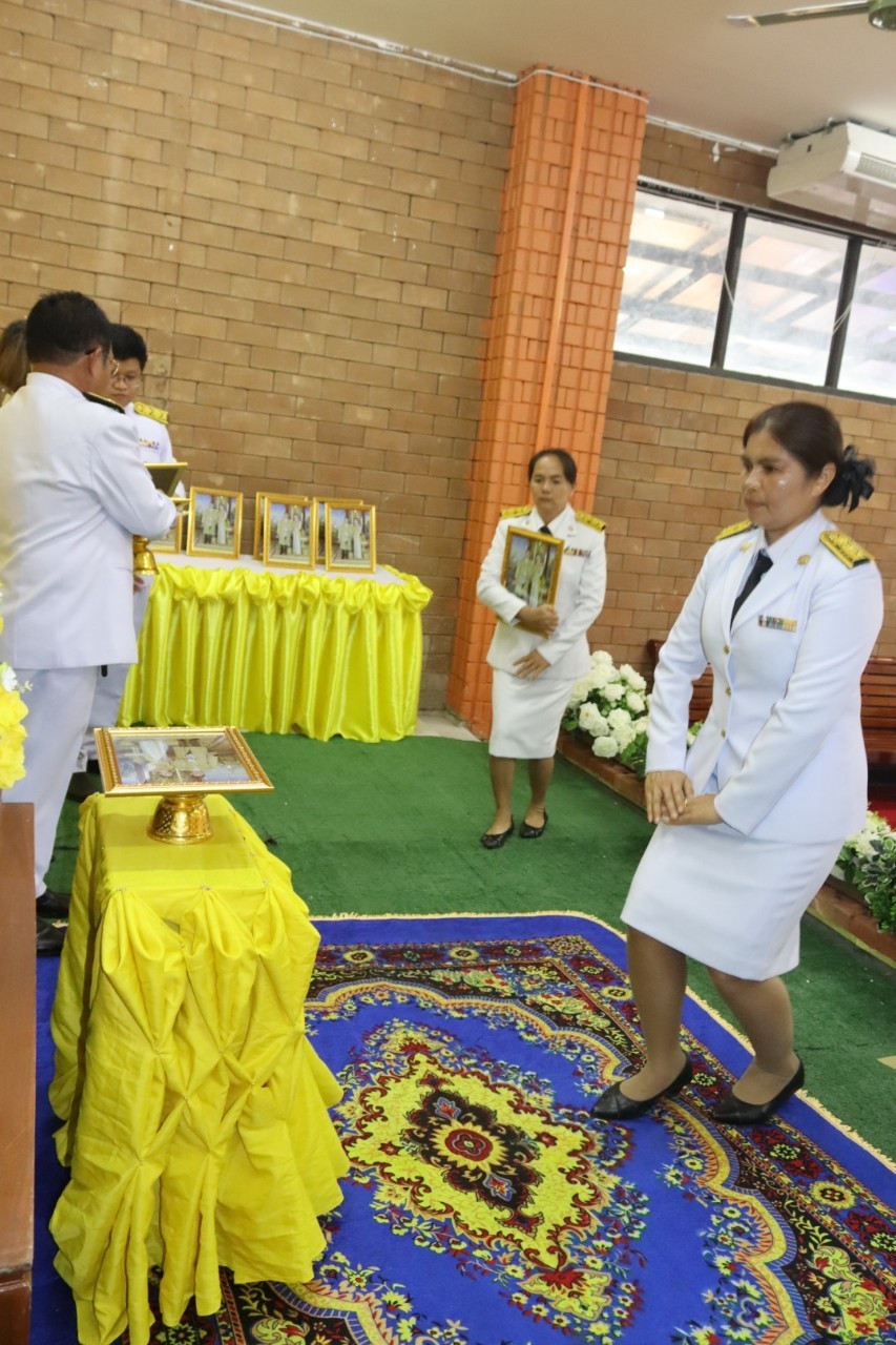 พิธีมอบพระบรมฉายาลักษณ์ พระบาทสมเด็จพระเจ้าอยู่หัว ที่ฉายกับสมเด็จพระนางเจ้าฯ พระบรมราชินี รัชกาลที่ 10