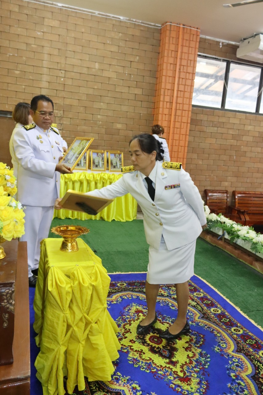 พิธีมอบพระบรมฉายาลักษณ์ พระบาทสมเด็จพระเจ้าอยู่หัว ที่ฉายกับสมเด็จพระนางเจ้าฯ พระบรมราชินี รัชกาลที่ 10