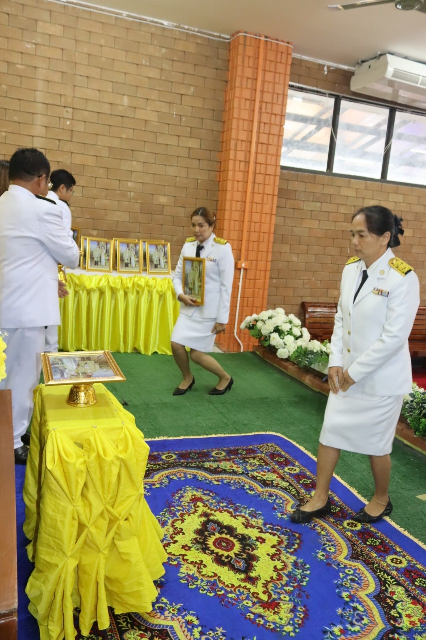 พิธีมอบพระบรมฉายาลักษณ์ พระบาทสมเด็จพระเจ้าอยู่หัว ที่ฉายกับสมเด็จพระนางเจ้าฯ พระบรมราชินี รัชกาลที่ 10