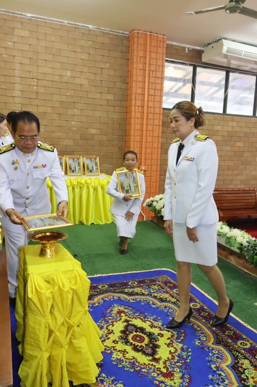 พิธีมอบพระบรมฉายาลักษณ์ พระบาทสมเด็จพระเจ้าอยู่หัว ที่ฉายกับสมเด็จพระนางเจ้าฯ พระบรมราชินี รัชกาลที่ 10