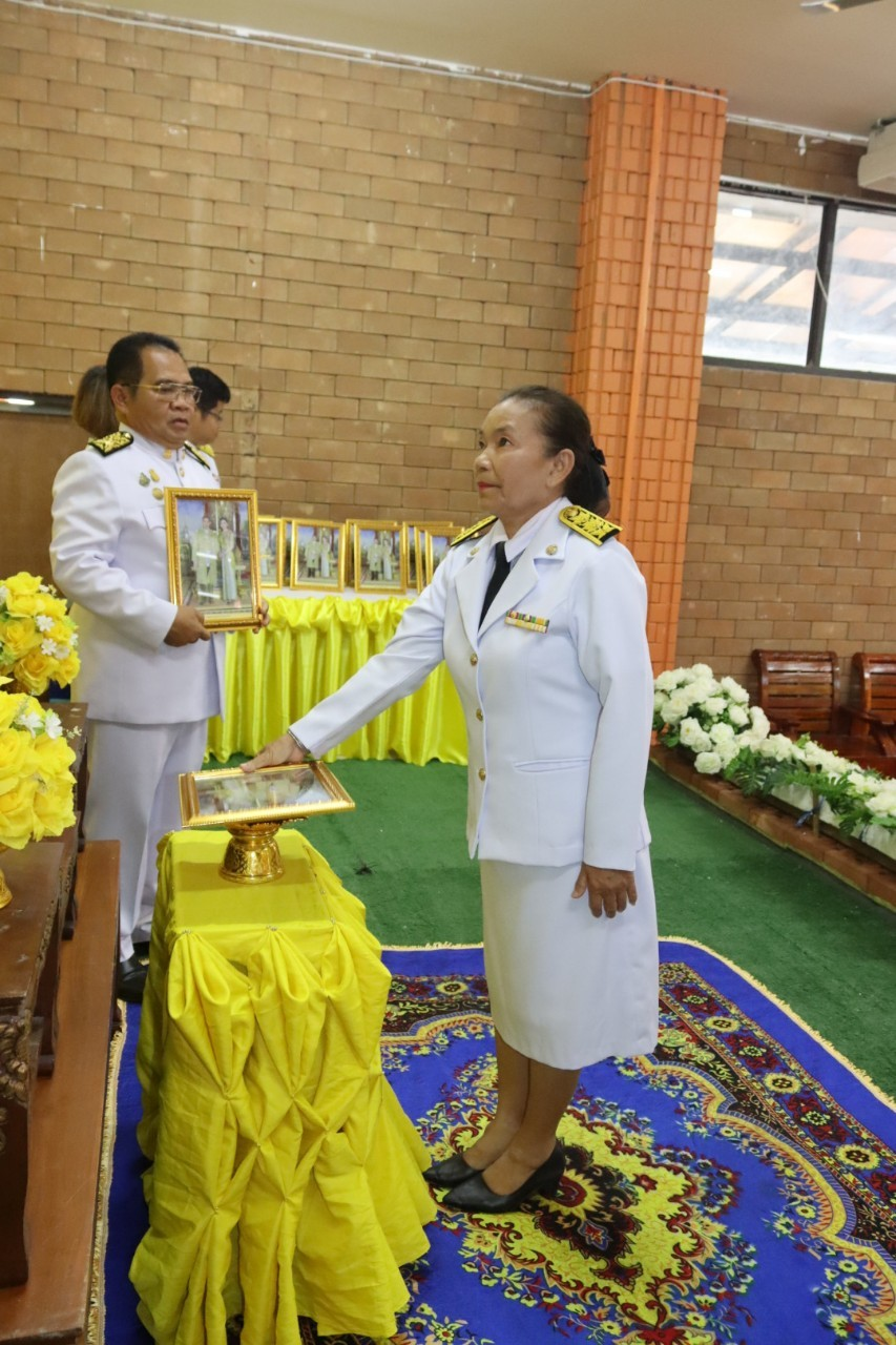 พิธีมอบพระบรมฉายาลักษณ์ พระบาทสมเด็จพระเจ้าอยู่หัว ที่ฉายกับสมเด็จพระนางเจ้าฯ พระบรมราชินี รัชกาลที่ 10